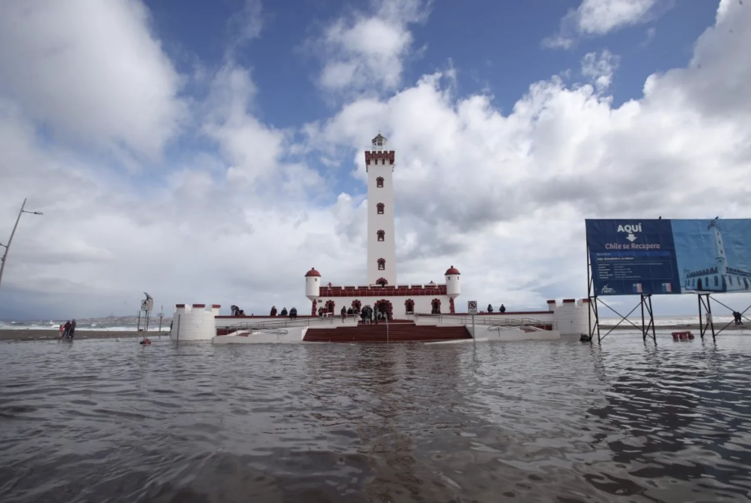 Faro Monumental de La Serena rodeado de agua durante las lluvias de julio de 2026